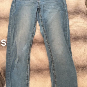 Ljusblå raka jeans - Säljer ett par ljusblå jeans med klassisk rak passform. Jeansen har en snygg tvätt och är perfekta för en avslappnad stil. Tillverkade i mjukt denimtyg som är skönt att bära hela dagen.🌸Fint använt skick. Storlek s