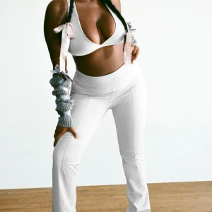 Frankies Bikinis träningsbyxor - Frankie Bikinis ”Zippy High Waist Flare Legging” i färgen Ice Grey. Storlek XL, inga tydliga tecken på användning. Nypris - 1550kr