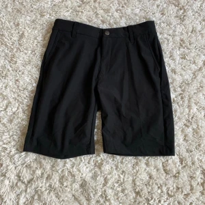 Abacus golf shorts storlek 170 - Fina svarta sköna golfshorts. Storlek 170. Nypris 500kr ungefär 