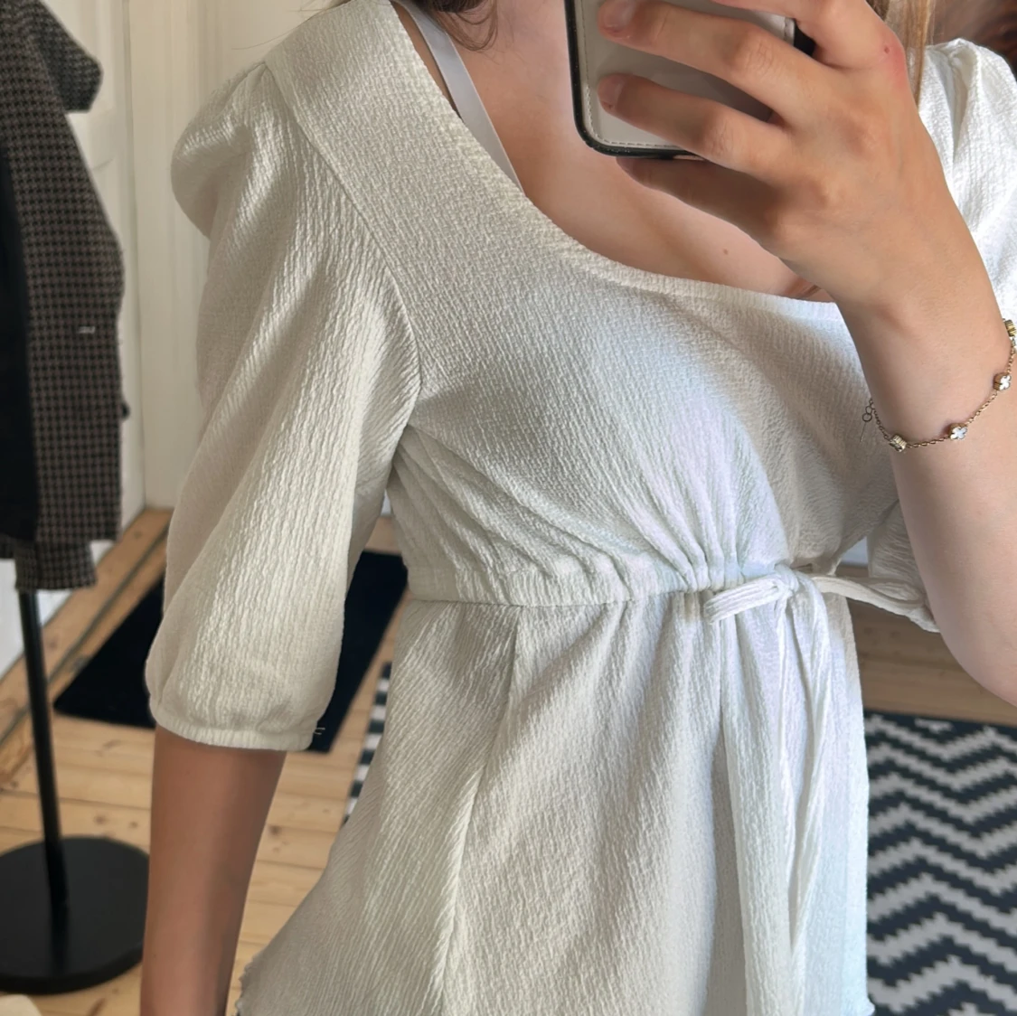 Vit blus med knyt och puffärm - 1