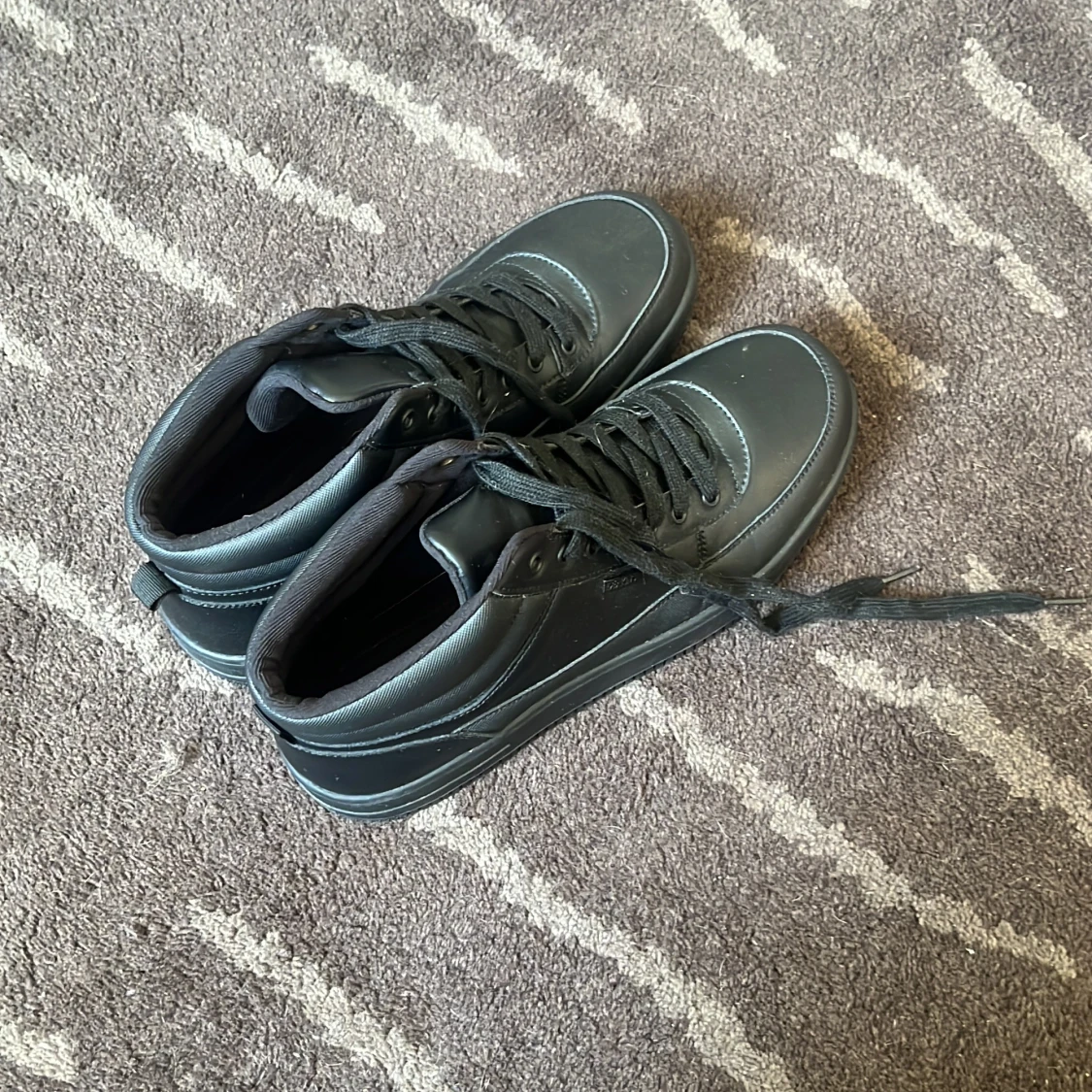 Svarta sneakers från Deakins