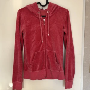 Rosa hoodie från Cubus XS - Mjukis, rosa hoodie med huva och dragkedja. Använd ett par gånger men i så så bra skick!! Säljer den nu för endast 50 kr. Passar bra för XS och S
