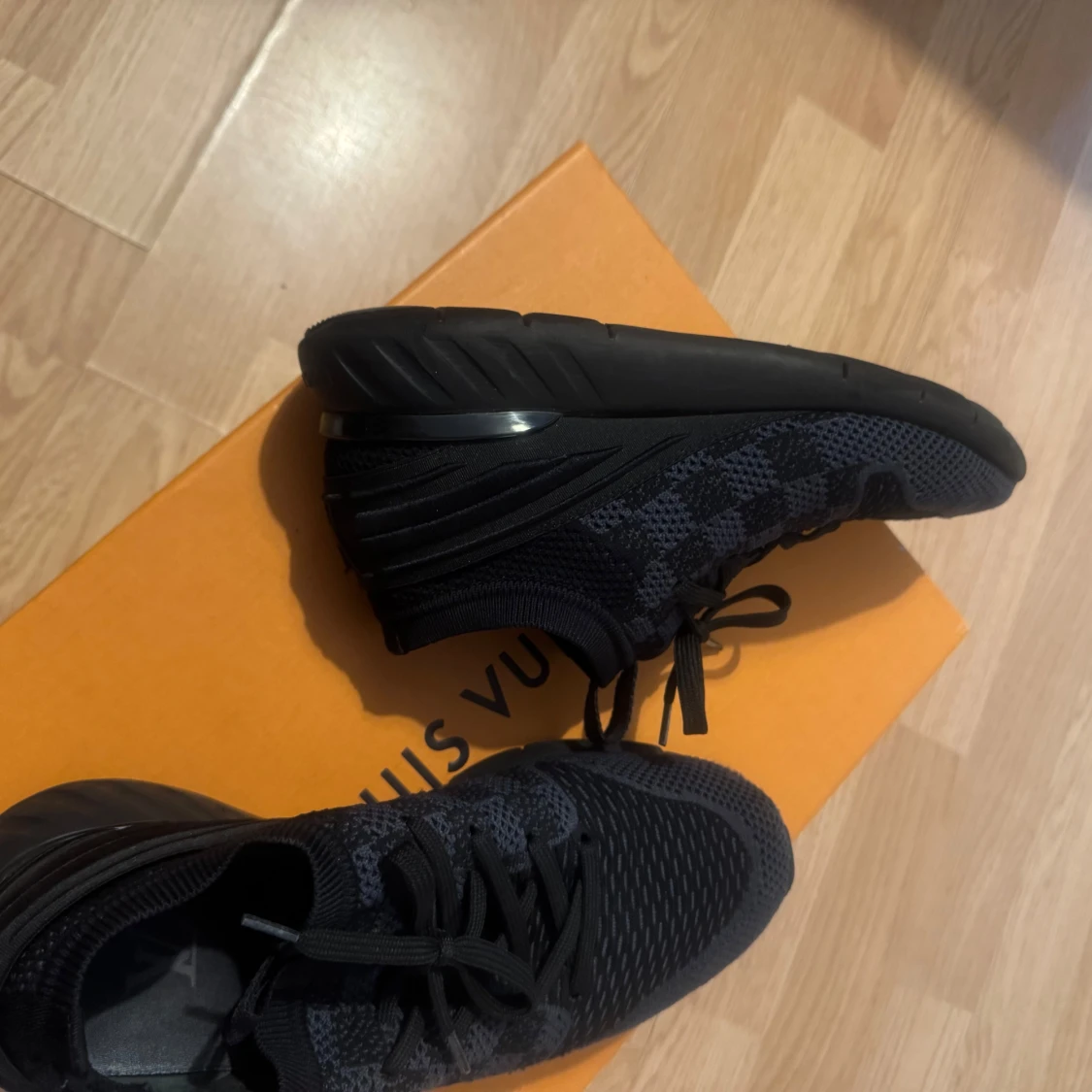 Svarta Louis Vuitton sneakers i mesh