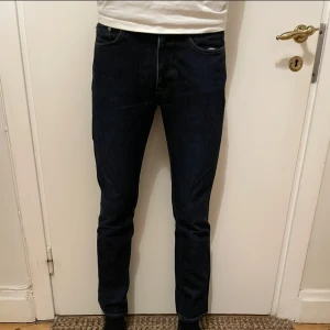 Acne jeans för 99kr - Säljer dessa Acne Roc Raw Jeans. Jeansen är i storlek W30 L32 men är lite tighta i midjan så de passar som W29. De är i mycket bra skick och har inga tydliga tecken på användning. Nu säljer jag dessa för endast 99kr! Hör av er vid frågor och funderingar.