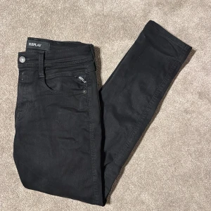 Replay jeans - slim fit - | Skick: 10/10 | Färg: Svart | Vad inkluderas : Jeansen | Orginql pris: 1775kr