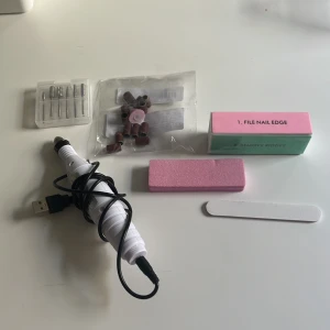 Nagelfil och elfil set för naglar - Komplett nagelkit med elektrisk nagelfil (vit, USB), flera sliphuvuden, rosa och grön buffertblock, rosa poleringsblock och vit nagelfil. Perfekt för att fixa naglarna hemma med både manuell och elektrisk filning. 