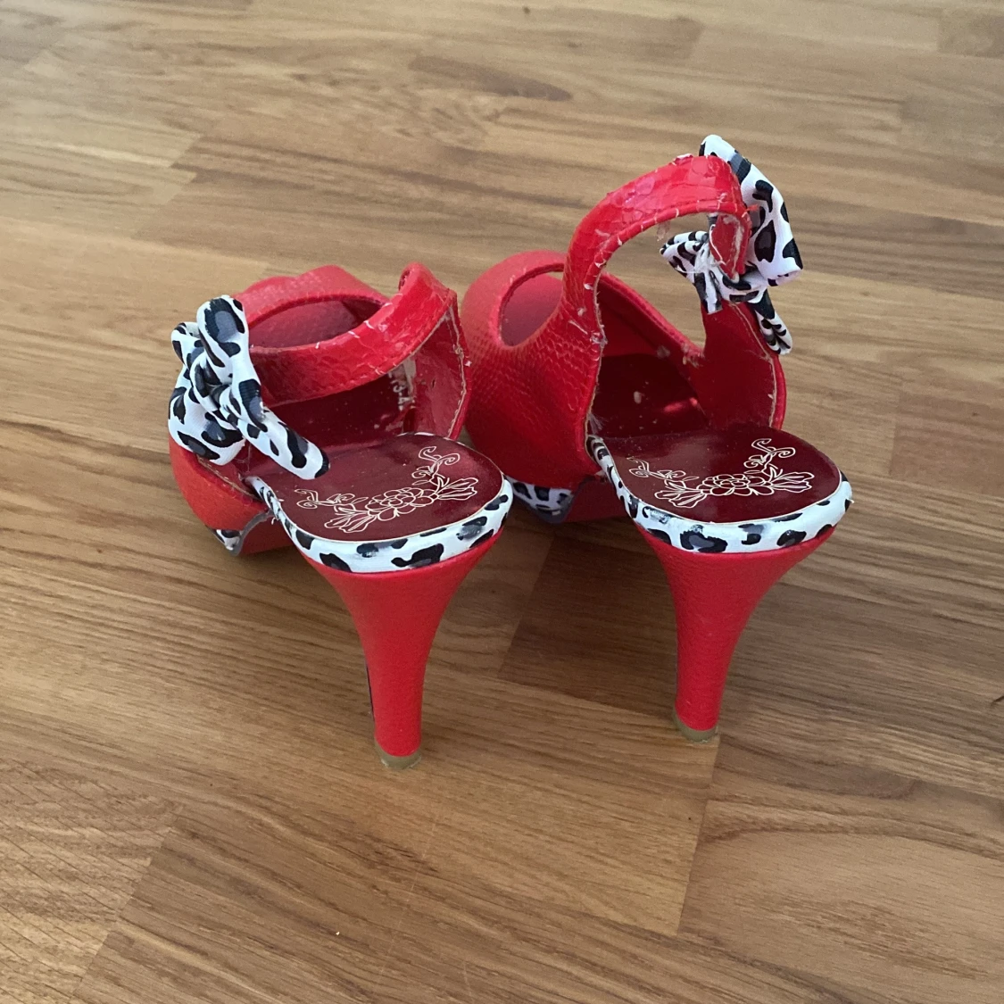 Röda klackar med leopardrosett - 2