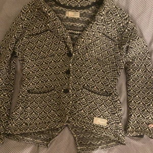 kofta Odd Molly - kofta från oss molly, rosetten på ena armen har lossnat, annars hel och fin🤍🖤🤍 står ingen storlek men sitter som en S