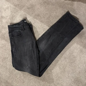 Svarta | jeans - Jeans | svarta | slim fit | frakt 0-3 dagar | besvarar eventuella frågor!