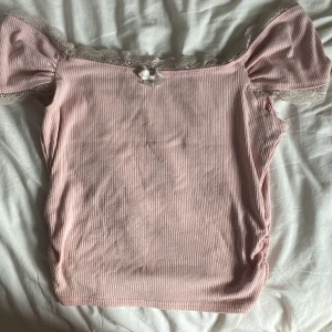 Super söt rosa tröja!  - Jätte söt rosa tröja som jag köpt från sellpy, tyvärr så vet jag inte vilket märke den är ifrån då den aldrig har haft någon lapp med den infon! Denna har en jätte söt vit rosett på sig, tyvärr så har spettsdetaljerna blivit lite missfärgade då de nu är lite gråare än vad de var innan! Jag säljer den här då den inte riktigt är min stil längre 