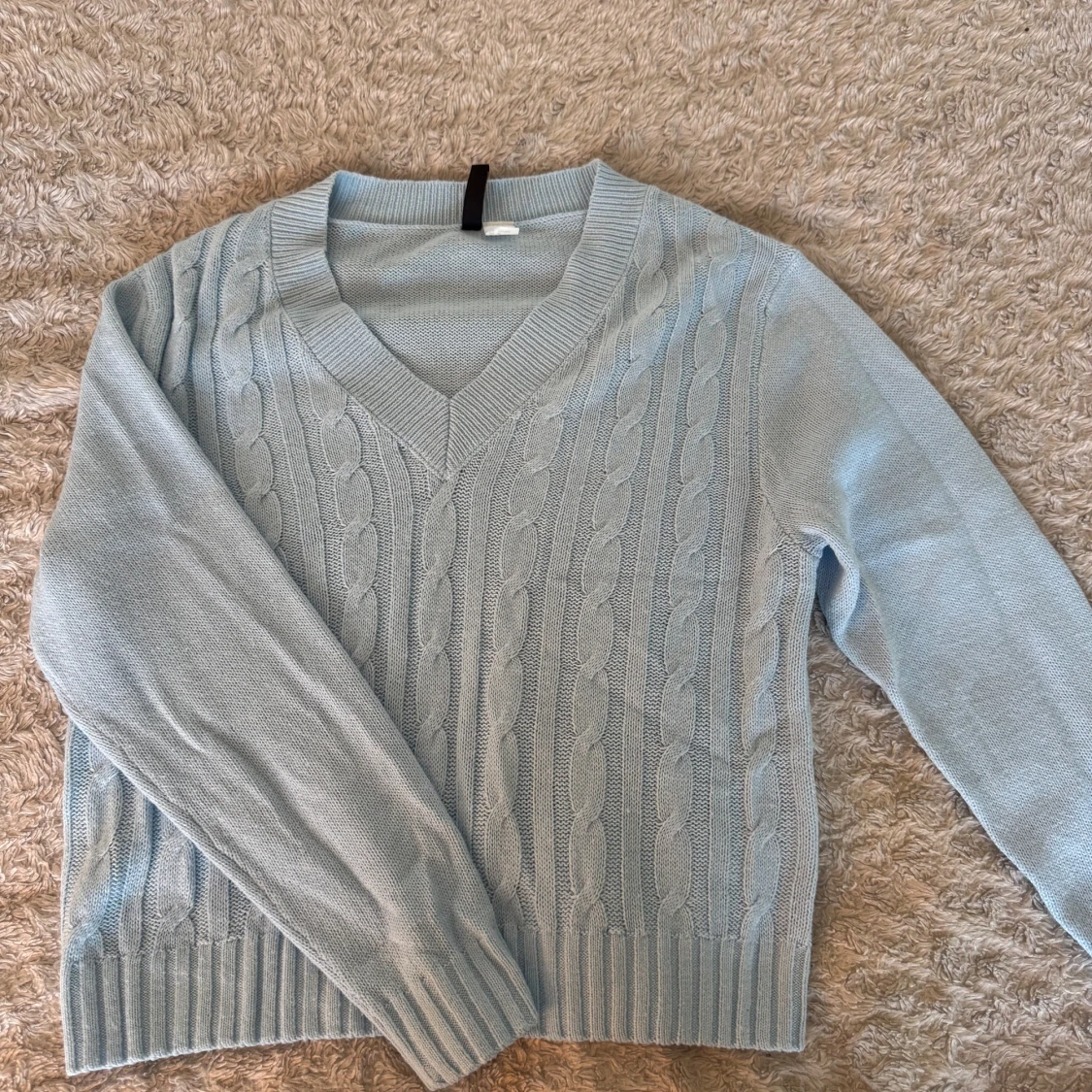 Ljusblå stickad tröja med v-ringning