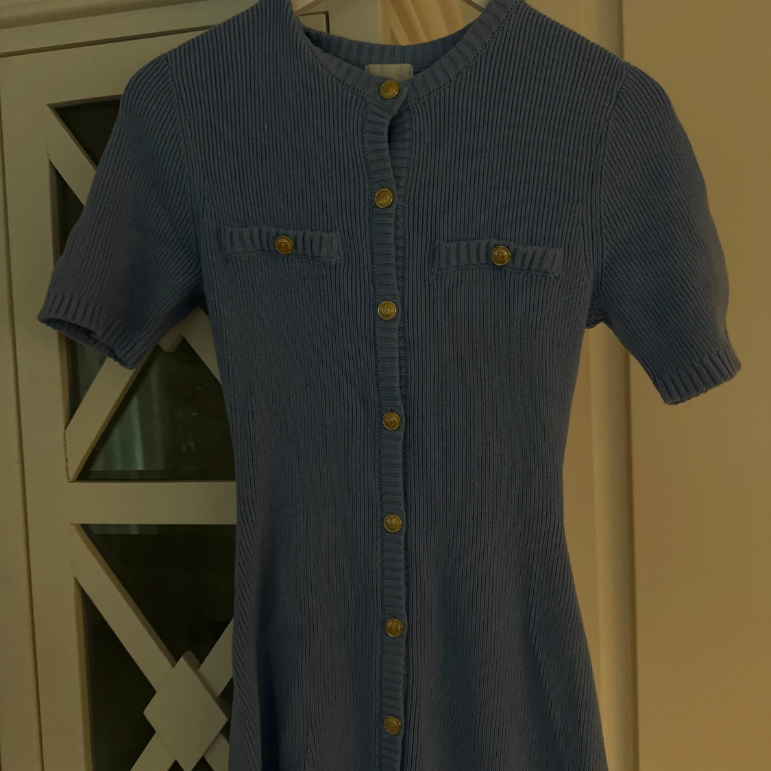 Blå stickad kortklänning med knappar - 1