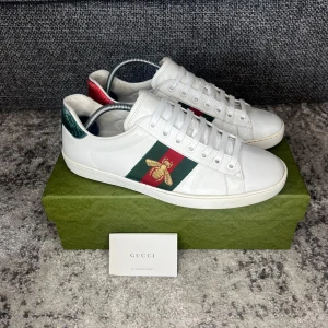 Gucci Ace ”Bee” - Gucci Ace skor!! | Säljer dessa supersnygga Gucci ace skor 💫 | Skorna är i strl 40/ UK 6, och modellen ”bee”| Skorna är 9/10 skick och sparsamt använda 🌟| Box ingår samt ett litet kort från Gucci | Nypris - ca 9000  sek | Pris kan diskuteras vid snabb affär!! 💸 | För flera bilder eller frågor så är det bara att kontakta mig, skriv gärna till mig innan ni köper!📩