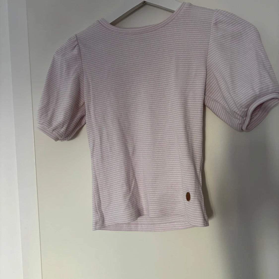 Ljuslila randig topp med puffärm Ü