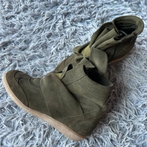 Olivgröna mockaboots med knyt - Isabelle markant liknande ankelboots. Använda 3 gånger men är tyvärr för små för mig nu ☺️