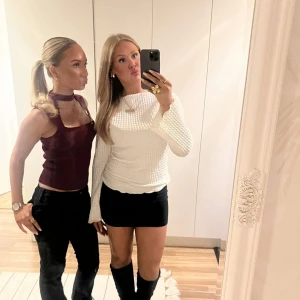 Trendig röd topp från Zara - Säljer denna as snygga tröja från Zara, storlek S. Använd fåtal gånger och ser ut som ny!❤️