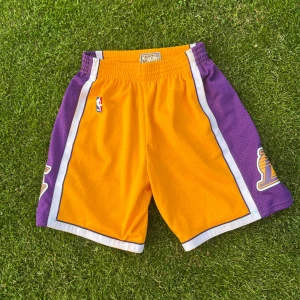 Lakers shorts  M - Knappt använda lakers shorts i storlek M. Skriv vid frågor och funderingar.