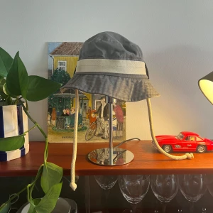 Acne Studios / Blå Konst buckethat - Kul bucket hat från Acne Studios Blå Konst. Rep på varje sida (kan gömmas i hatten om man inte gillar). Köpt för nypris i deras butik i Stockholm. 