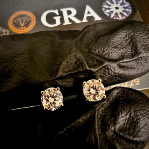 2st Guld Örhängen Äkta Moissanite-Diamant - Mycket exklusiva och lyxiga örhängen tillverkade i äkta 925 silver med äkta 14K guldplätering på, örhängena har varsin äkta VVS1 Moissanite-Diamant på 0.5ct, alltså totalt 1ct! Passerar diamant-testare! Stämplade 925. Medföljer smyckesask och certifikat!