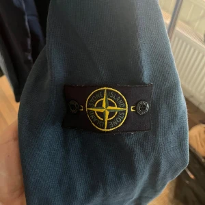 Blå Stone Island sweatshirt - Säljer en blå långärmad sweatshirt från Stone Island med klassisk patch på ärmen. Inköpt på NK runt 2022