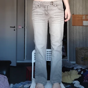 Beiga raka jeans från KappAhl - Snygga beiga jeans från KappAhl i rak modell med klassiska fem fickor och bälteshällor. Byxorna har normal passform och stängs med knapp och dragkedja. Perfekta till en chill vardagslook.