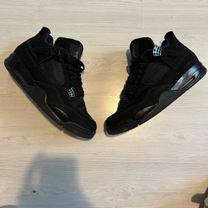  Nike Air Jordan 4 black cats - Använder inte dom längre, i väldigt bra kvalitet, inga skador till skorna eller lådorna. 