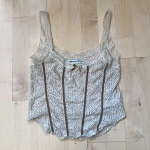Beige spetslinne från Urban Outfitters - Supersött beige linne från Urban Outfitters, hela toppen är i spets så den är väldigt bra för layering 🪽 köpt för 175, säljer för 80 :)