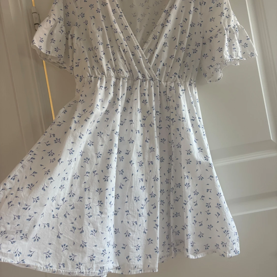 Vit blommig omlottklänning från NA-KD - 2