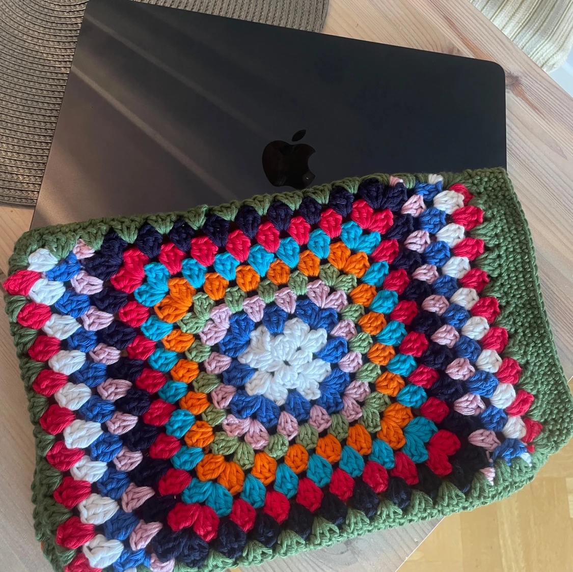 Färgglad virkad datorväska