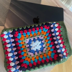 Färgglad virkad datorväska - Unik datorväska i grytlappsstil med fyrkantigt mönster. Virkad efter att passa MacBook Air M2 13.6 tum men är töjbar 