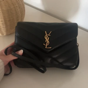 YSL toy loulou  - Säljer min jätte fina YSL väska, har orderbeviset från Vestiaire collective och kontoutdrag, jätte fint skick med inga defekter! Kontakta för fler bilder!