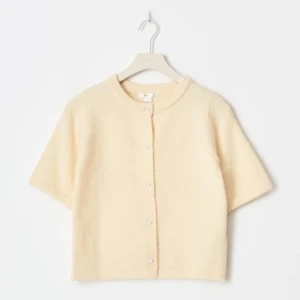 Gul kortärmad kofta  - Superfin beige kofta med korta ärmar och rund hals. Den är stickad och har knappar framtill, vilket gör den enkel att styla över ett linne eller t-shirt. Perfekt för vår och sommar när du vill ha något lätt men ändå mysigt. Kan posta tidigast den 4:e August❤️