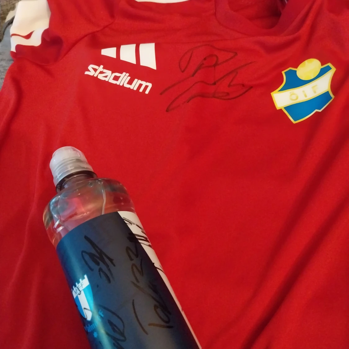 Signerad Röd ÖIF fotbollströja och en signerad MFF vattenflaska av taha Ali. Läs beskrivning  - 3
