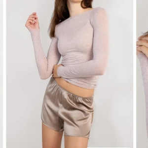 Intimissimi tröja - Superskön och tunn långärmad topp från intimissimi i ljusbeige nyans. Modellen är tight och har en enkel, stilren design med båt halsring. Perfekt att styla med jeans eller kjol för en clean look.