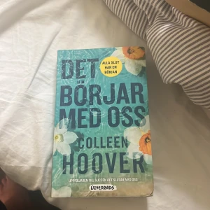 Det börjar med oss - En uppföljare till succén 'Det slutar med oss'! Perfekt för dig som gillar starka känslor, relationer och att följa karaktärer genom både svåra och hoppfulla stunder. En bok som fångar hjärtat och passar unga vuxna som vill ha en gripande berättelse.