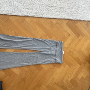 Grå mjukisbyxor från Gina Tricot - Superbekväma grå yogapants från Gina Tricot