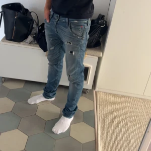 Jack and Jones - Säljer ett par riktigt feta jeans från Jack and Jones med slitningar, skriv om du har några frågor eller funderingar!!!