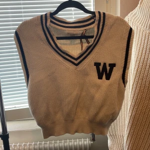 Stickad tröja - Stickad tröja från Lindex perfekt att ha ovanpå långärmat för en stilig look.