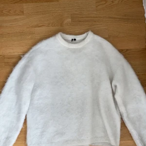 Vit fluffig stickad tröja från bikbok - Supermjuk och fluffig vit stickad tröja från bikbok, tröjan är köpt för 699kr och säljer då den tar plats i garderoben💕