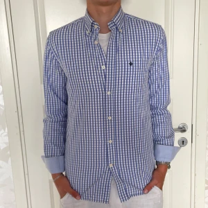 Morris skjorta  - Hej, jag säljer nu min trendiga Morris skjorta j en rutig färg kombination. Modellen på bilden är 186cm lång, väger 70kg och bär storleken 38 (S). Plagget är i 9/10 skick då den är väldigt använd men fortfarande är defekt fri. Om du har några frågor eller funderingar så tveka inte på att kontakta oss. Pris kan gå ner vid snabb affär ⚜️🔥🙌