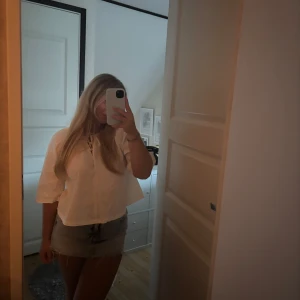 Vit blus från Zara - Säljer en snygg vit blus från Zara endast använd fåtal gånger.