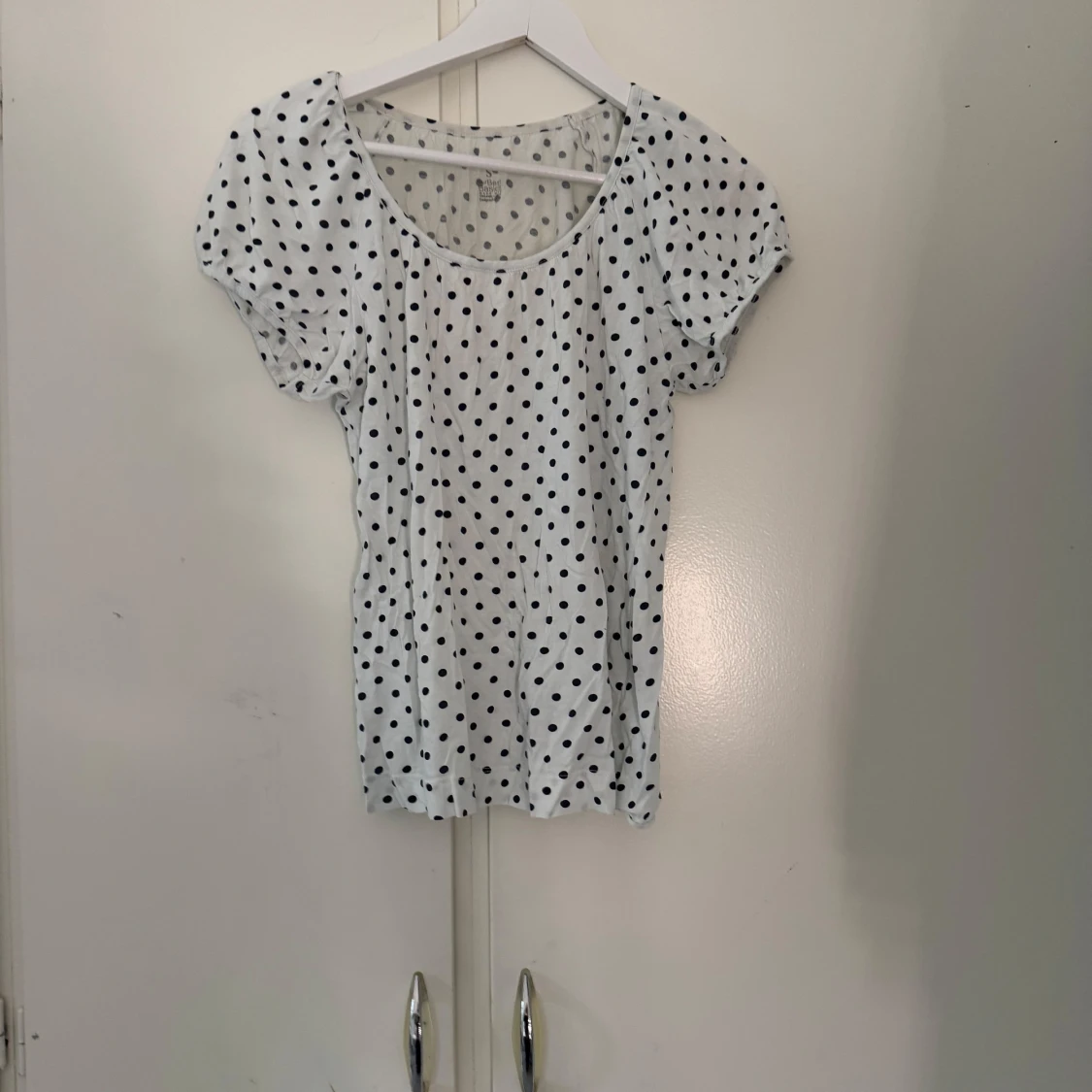 Vit prickig topp från Our Best Basics