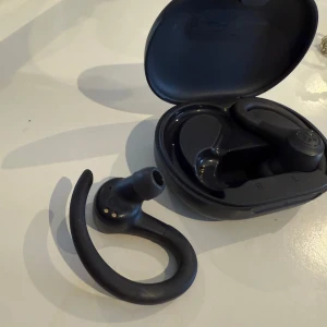 Hörlurar, JLab JBuds Sport 4 ANC - Ett par helt nya och oanvända Jlab hörlurar. Köpte de mindre än ett år sedan men de har aldrig kommit till användning. Dessa hörlurar har aktiv brusreducering med 3 lägen. Batteriet håller upp till 31 timmar och de är även svett och vattentåliga. Du kan anpassa din ljudupplevelse via Jlab- appen. De har även röststyrning. Ord pris 999kr.