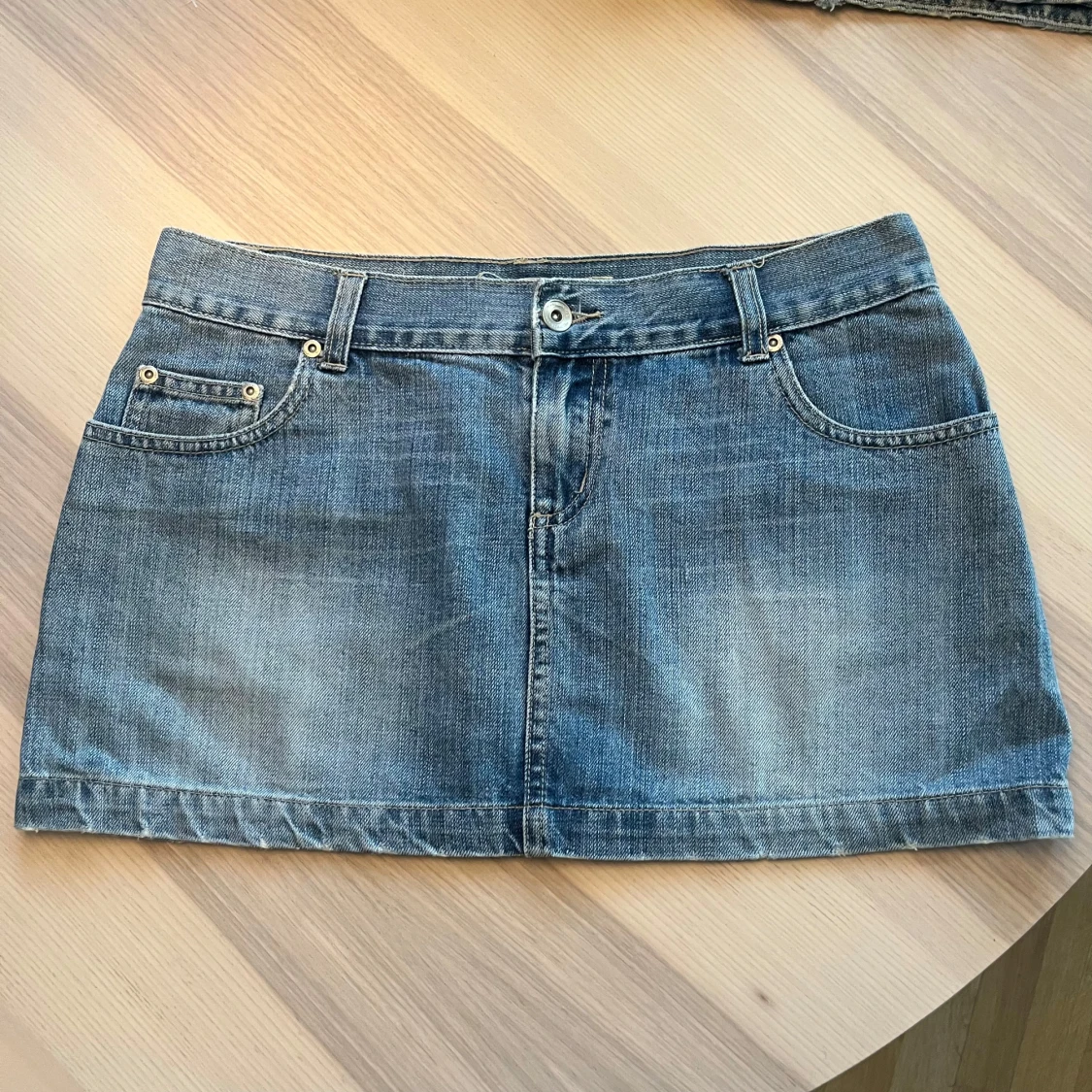 Blå jeanskjol från Stradivarius