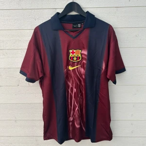 FC Barcelona Fotbollströja - Säljer en FC Barcelona fotbollströja i storlek M som är helt ny med prislapp