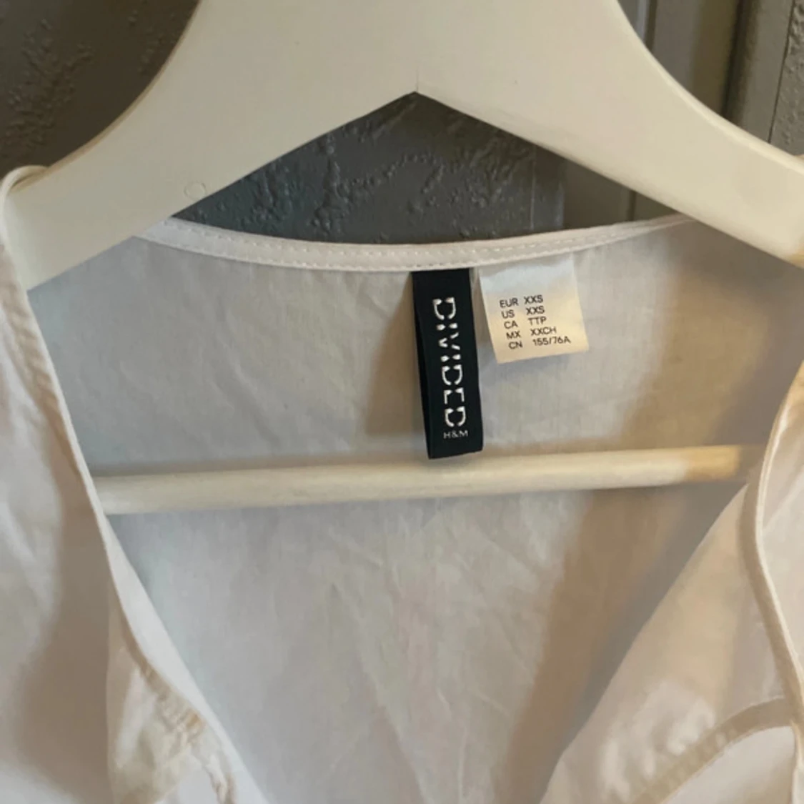 Vit blus med knyt från H&M Divided - 2