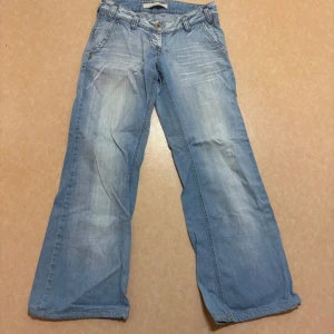 Low waist jeans - Low waist jeans från vero moda. Passar folk i storlek S. 