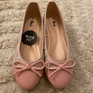 rosa ballerinaskor - fina ballerina skor som tyvärr ej passa mig, lite stora för mig som har 36/37 så tror de är 38/39🤍 ska motsvara 39 enligt google! har även ett par liknande i min profil🩷🩷 står wide fit men skulle säga att de är lika breda som ett par helt vanliga skor