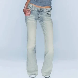 Weekday Jeans - Säljer mina super snygga slutsålda jeans från weekday, Dem är ljus blåa med super coola vita ”ränder” längre upp. Byxorna är i storlek 28/32 och passar mig som har storlek 36 i jeans vanligtvis då deras storlekar är lite mindre och tajtare än vanligt😍 skriv för fler bilder!