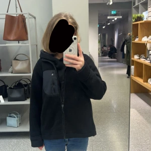 Svart fleecejacka med dragkedja - Svart fleecejacka med hel dragkedja och en praktisk bröstficka med blixtlås. Jackan har en avslappnad passform och är perfekt för lager-på-lager. Mjuk och skön, passar till både jeans och hoodies. Priset kan diskuteras❤️har även kvar prislapp och kvitto